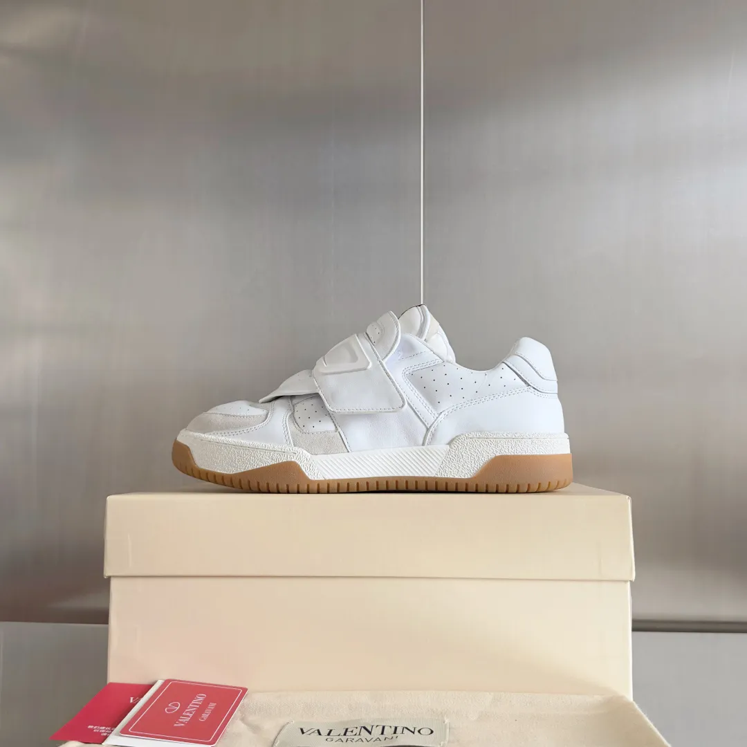 [Valentino] P: 880💰 Couple model, size: ▪️Size: Women's model 35-40 / Men's model 39-44 (45 customized) Valentino Valentino Couple model Joie de Jouer series Velcro Thick sole Bread shoes Couple model Casual sports shoes White shoes Original purchase and development Production Joie de Jouer series The style is simple but not out of style. The pure white base is paired with fresh green and soft beige, and the unique Velcro design highlights your personality. Every detail tells the fashion and quality. Wear it, take a confident step, and start the fashion journey. Exquisite packaging at the delivery counter🛍📦 ▪️Fabrics: Original custom imported first-layer cowhide ▪️Inner lining: Original custom-made soft sheepskin lining ▪️Outsole: Original open-molded anti-slip TPU material ▪️Sole thickness: 3.5CM